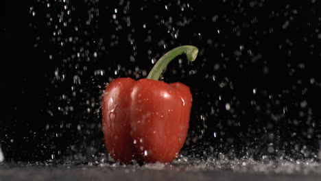 agua lloviendo sobre la pimienta en súper cámara lenta