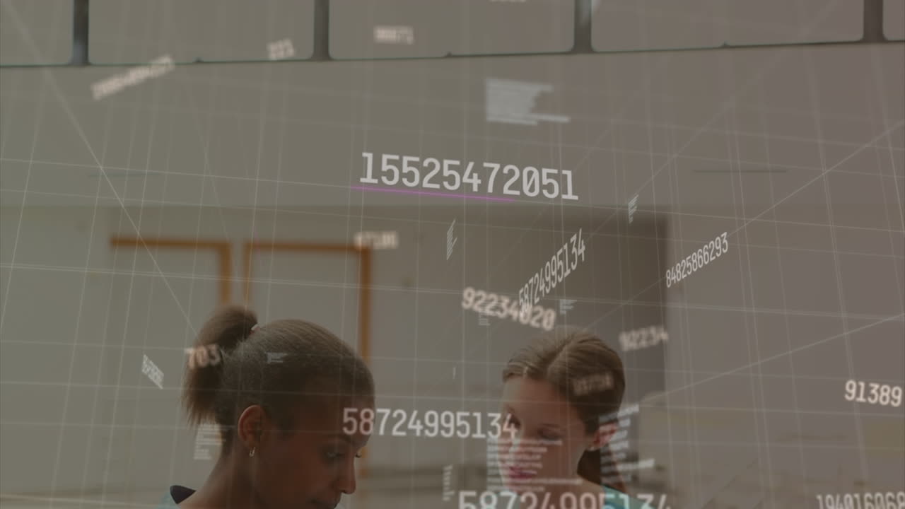 animación de números sobre diversas mujeres médicas hablando