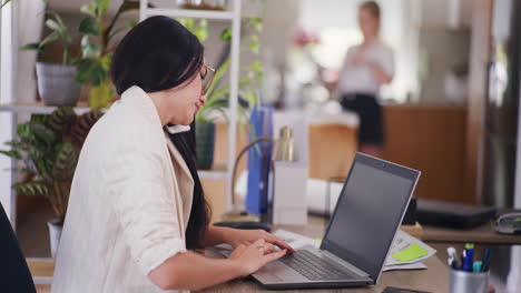 Mujer-De-Negocios-Ocupada-En-Computadora,-Teléfono-Y-Correos-Electrónicos