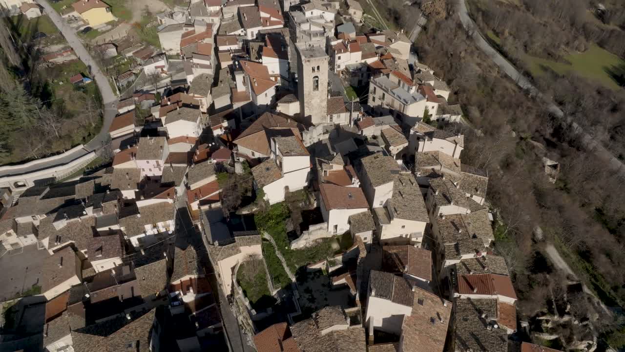 cocullo, italia horizonte drone video retrocede