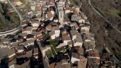 cocullo, italia horizonte drone video retrocede