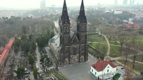 Impresionante-Catedral-De-San-Pedro-Y-San-Pablo,-Vysehrad,-Praga,-República-Checa