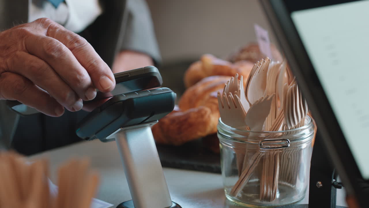 가까운 고객이 스마트 폰을 사용하여 접촉없는 결제를하고 모바일 돈 송금 디지털 거래 서비스 기술로 카페에서 돈을 쓰고 있습니다.