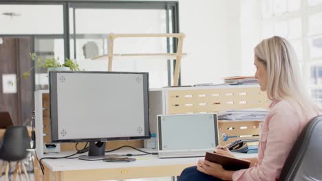 feliz mujer de negocios caucásica teniendo llamada de video portátil con espacio de copia en cámara lenta
