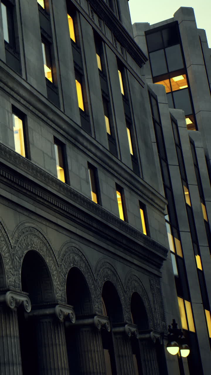 Palazzi cittadini al crepuscolo con luci nelle finestre