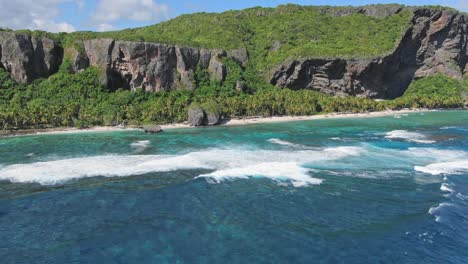 Luftpanoramaaufnahme-Des-Strandes-Von-Fronton-Mit-Grüner-Küste-Und-Tosenden-Wellen---Las-Galeras,-Dominikanische-Republik