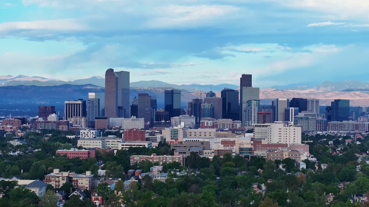 Veduta aerea dello skyline del centro di Denver con le montagne sullo sfondo, ascesa media.