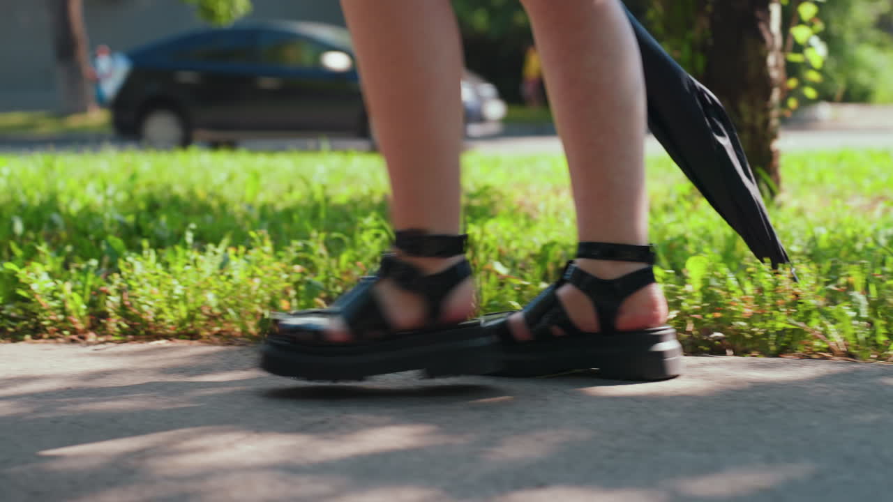 mujer serena camina bajo las sombras de la luz solar, escena tranquila de una señora paseando por una pasarela sombreada de la ciudad, mujer tranquila que serpentea por una calle llena de sol con un estado de ánimo reflexivo y sombras suaves