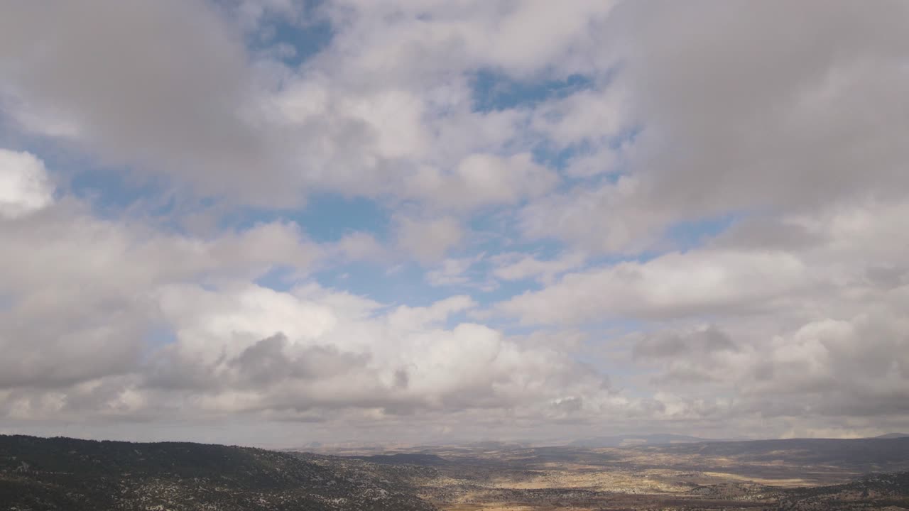 paisaje de montaña filmado al aire libre, vista de drones de nubes en lapso de tiempo moviéndose a través del cielo azul