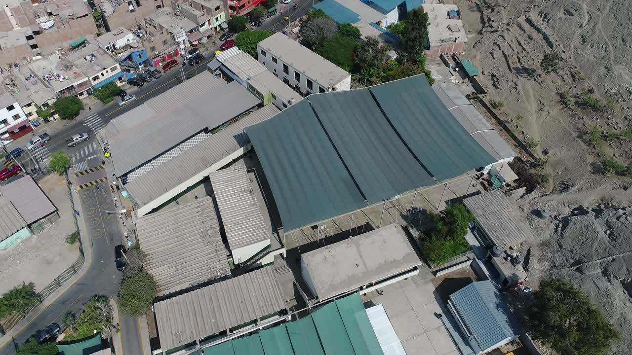 video aéreo hecho con avión no tripulado de un lugar de elecciones para la presidencia y el congreso en perú.