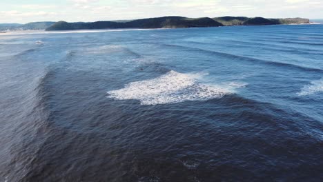 Toma-Aérea-De-Drones-De-Jet-Ski-Esperando-En-Olas-Oleaje-Océano-Frente-A-Playa-Perla-Punto-Umina-Río-Hawkesbury-Nsw-Australia-Costa-Central-Turismo-De-Naturaleza-4k