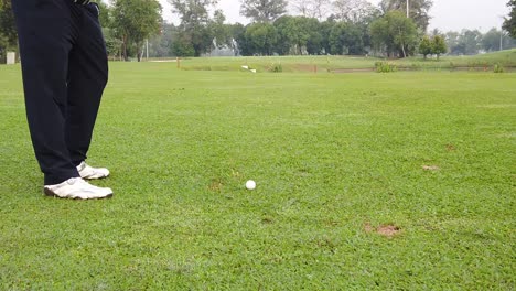 swing de golf aficionado a cámara lenta
