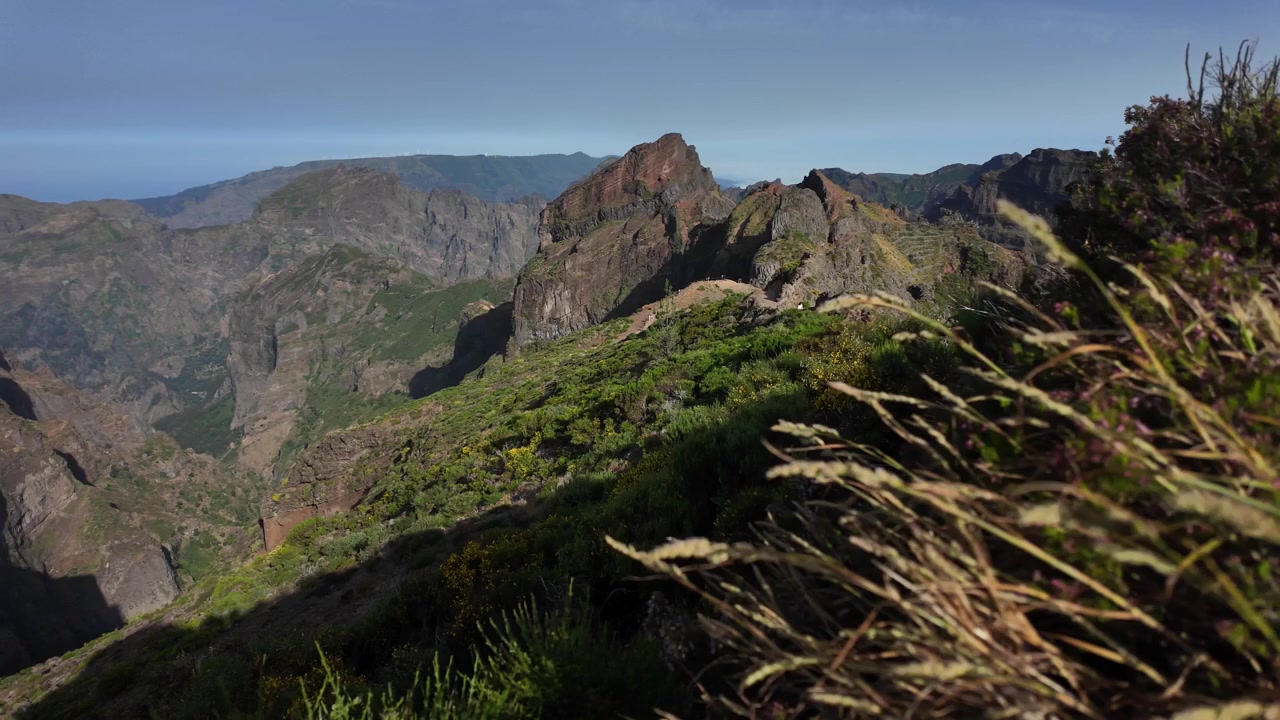 Dal Pico do Areeiro al Pico Ruivo, le vette iconiche e colorate e i pendii lussureggianti in primavera sull'isola di Madeira, con illuminazione vivida e un paesaggio montano panoramico grandangolare