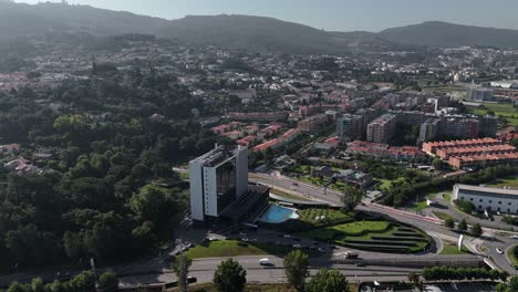 hotel y spa meliá braga rodeado de exuberante vegetación y el paisaje urbano de braga