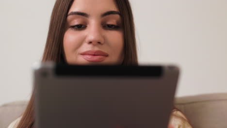 una chica usando una tableta.