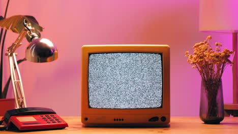 tv retro, televisión vintage en una configuración nostálgica, una tv retro muestra grano en la pantalla, dispositivo aterrador de la noche de halloween bueno para la llave de croma y la pantalla verde. imágenes de alta calidad 4k