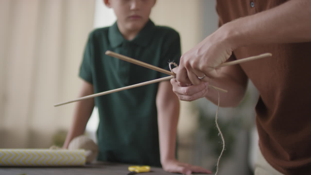 가족이 함께 수공예를 하는 것