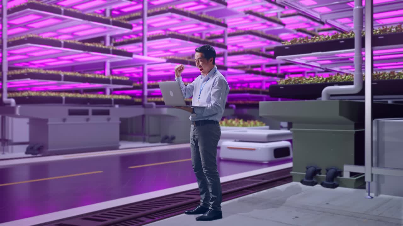 hombre de negocios en una granja vertical entusiasmado con la tecnología