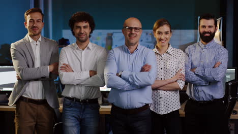 retrato del equipo de negocios mirando la cámara en la oficina