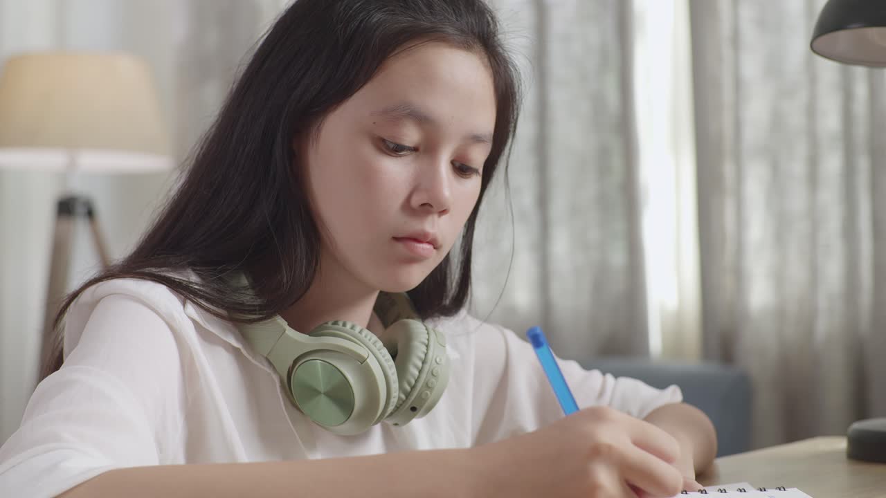 疲れた学生の勉強