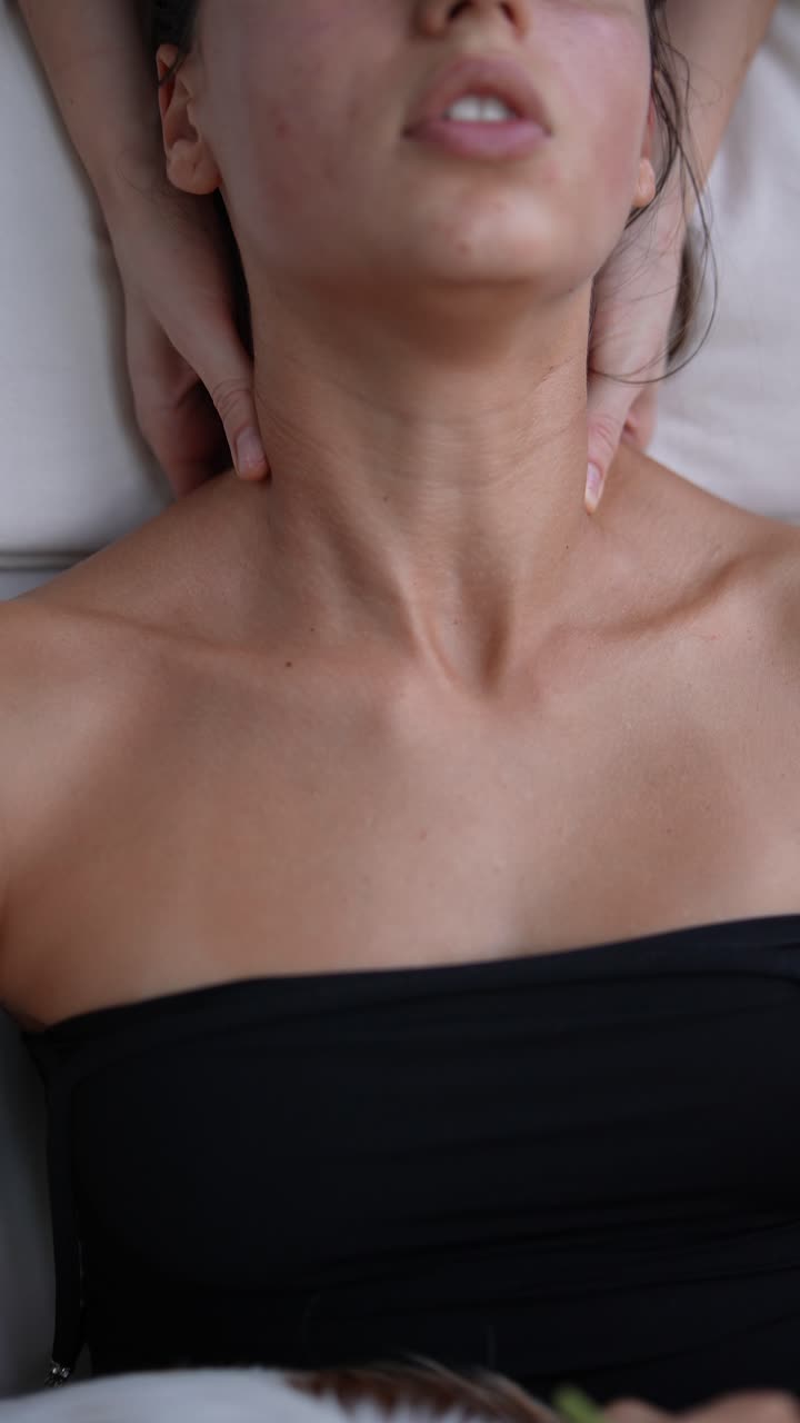 Giovane donna che riceve un massaggio al collo e alle spalle
