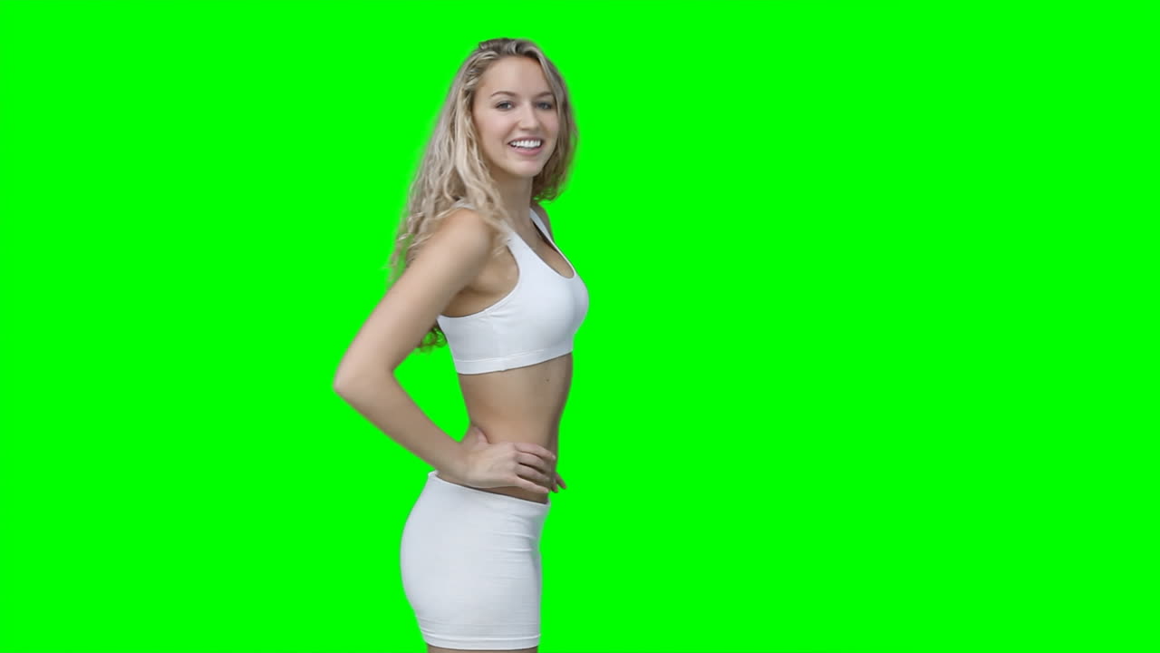 una mujer con ropa de entrenamiento posando