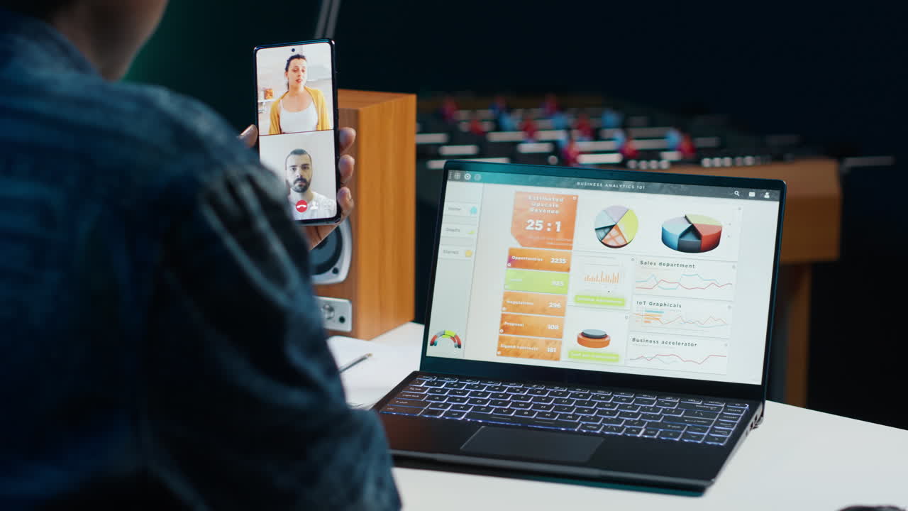 reunión de negocios y análisis de datos