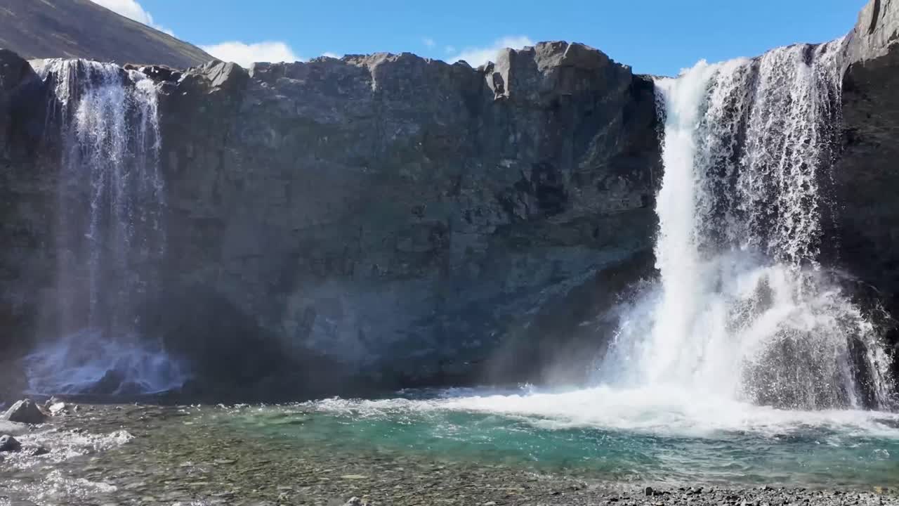 산악 지형 아래로 아오르는 물의 환상적인 장면을 목격하세요. 에 있는 강과 평온하고 조용한 합류로 끝나는 스쿠타포스 폭포.