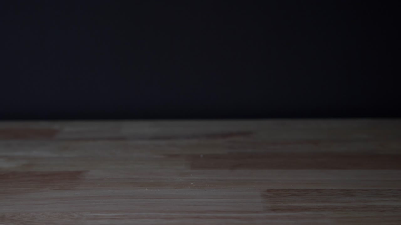 탁자 에 떨어지는 땅콩 과 집어 들여지는 땅콩