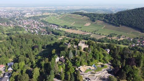 vista aérea panorámica de las ruinas del castillo de badenweiler, bosque negro, alemania