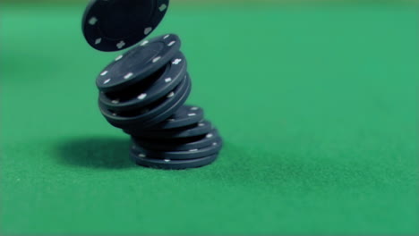 fichas de juego negras cayendo en cámara súper lenta