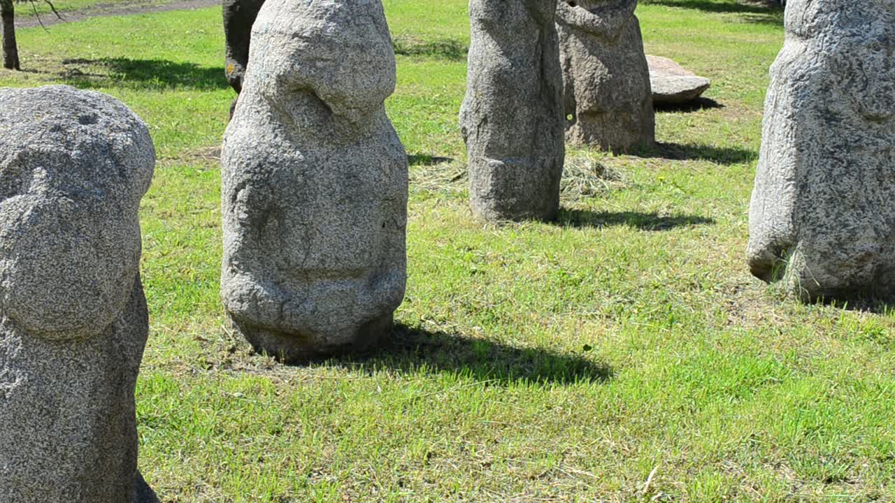 Statue di pietra polovziane. Ucraina. Realizzate tra il IX e il XIII secolo. Le sculture sono fatte di arenaria grigia