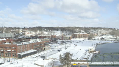 Luftaufnahme-Der-Innenstadt-Von-Stillwater-In-Minnesota-Im-Winter-Mit-Schnee