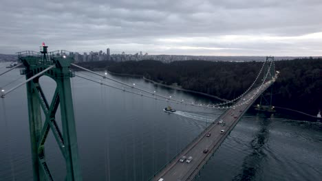 Luft-Umkreist-Den-Stahlturm-Der-Lions-Gate-Bridge,-Vancouver-In-Kanada