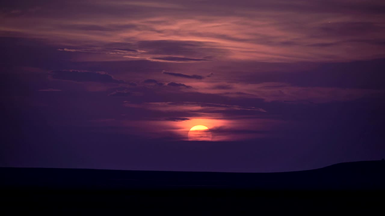 Impresionante atardecer escarlata entre nubes