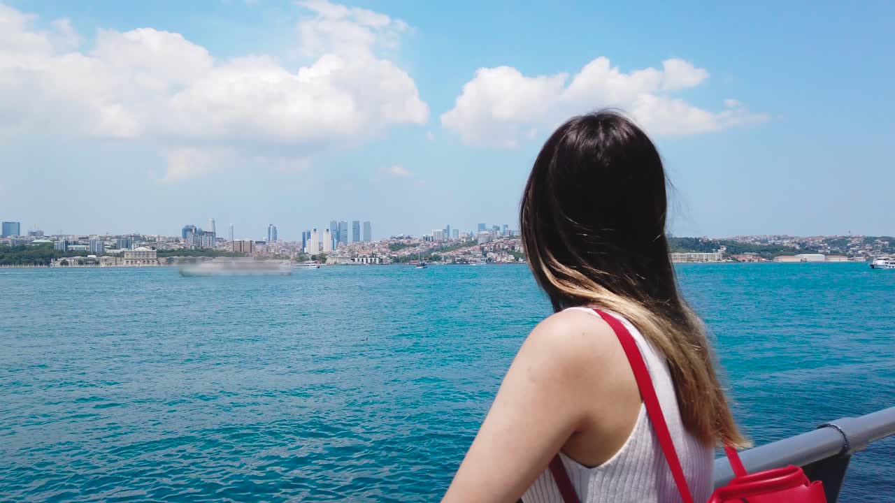 hermosa chica se encuentra frente al bósforo, un destino popular en estambul, turquía