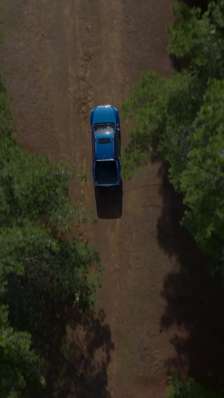 Cile, SUV fuoristrada che guida sull'autostrada di montagna del Cajon del Maipo
