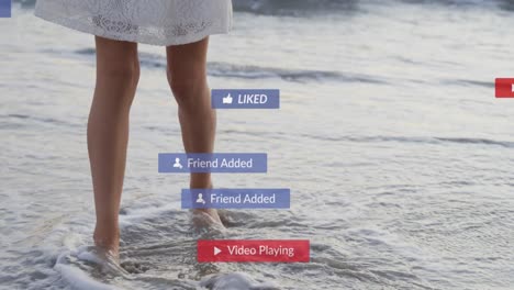 animación de notificaciones de redes sociales sobre las piernas de una mujer en vacaciones remando en el mar