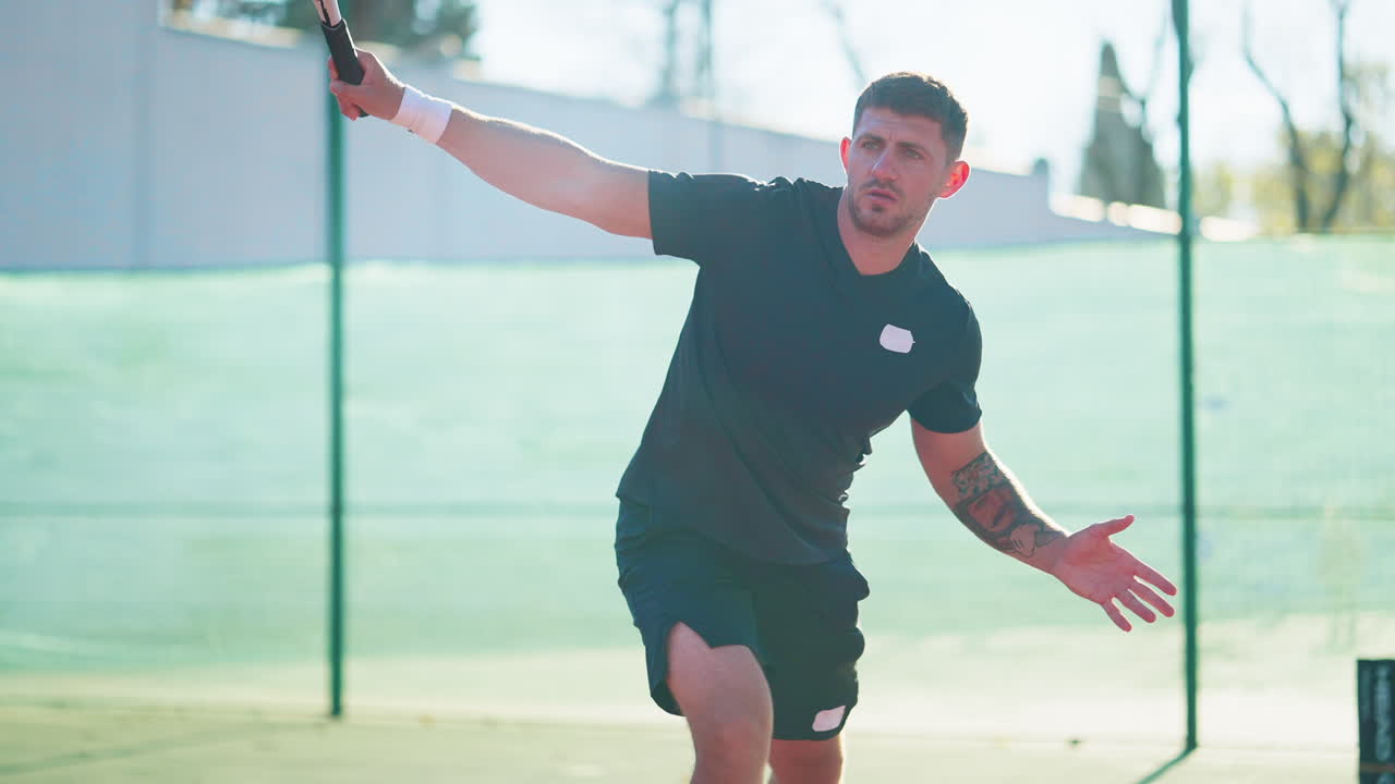 테니스를 하는 남자