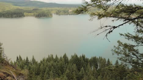 Schwenken-Sie-Nach-Oben,-Um-Vom-Felsvorsprung-Einer-Bergklippe-Aus-über-Den-Comox-See-Im-Comox-Tal-Der-Insel-Vancouver-Zu-Blicken