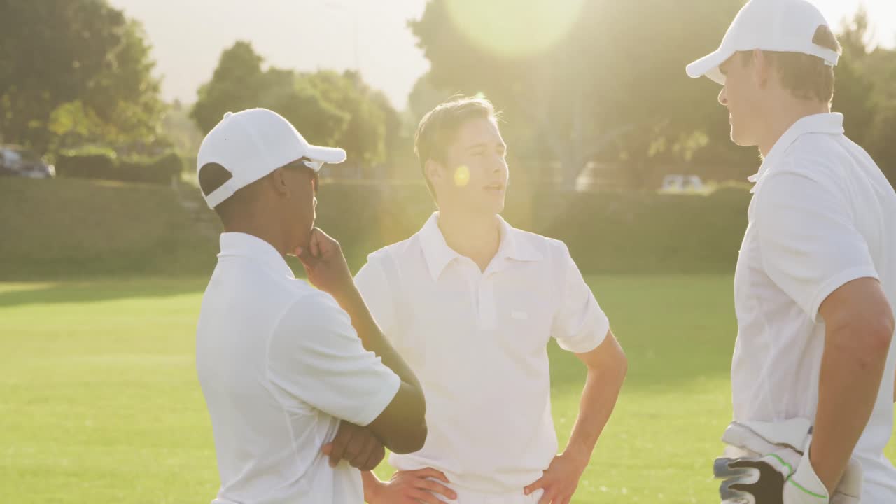크리켓 선수 들 이 게임 에 대해 논의 하고 있다