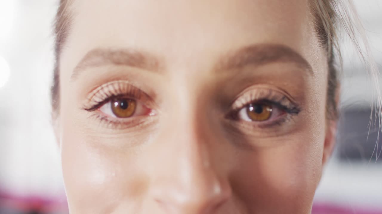 카메라에 미소 짓는 금발 머리카락을 가진 행복한 백인 여성의 헤이즐 눈의 클로즈업 비디오 초상화