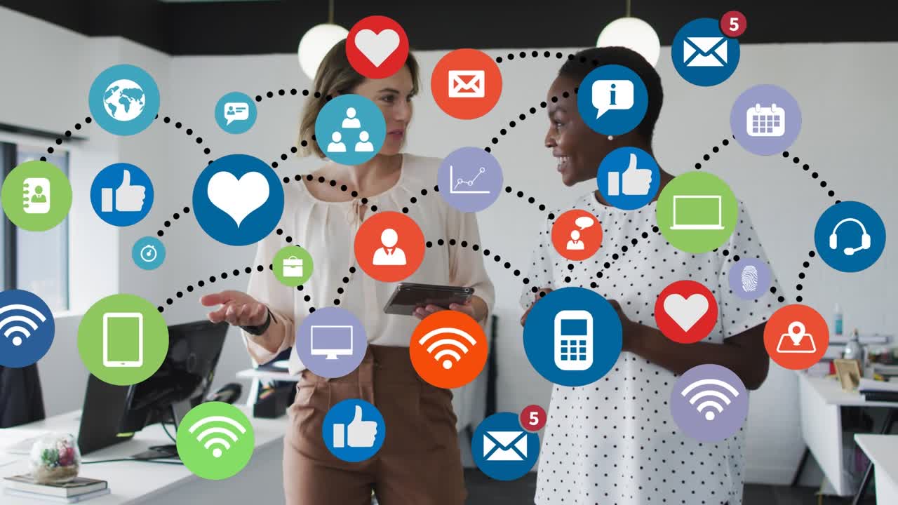 Animasi ikon media sosial melayang di atas wanita berhijab menggunakan laptop