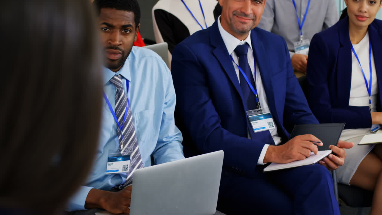 세미나에 참석하는 사업가들 4k