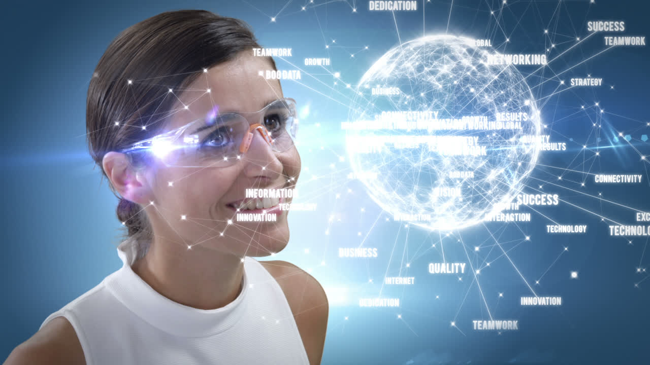 una mujer sonriente está usando gafas futuristas.
