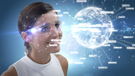 una mujer sonriente está usando gafas futuristas.