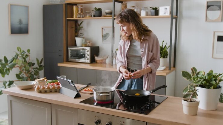 Donna che cucina in cucina