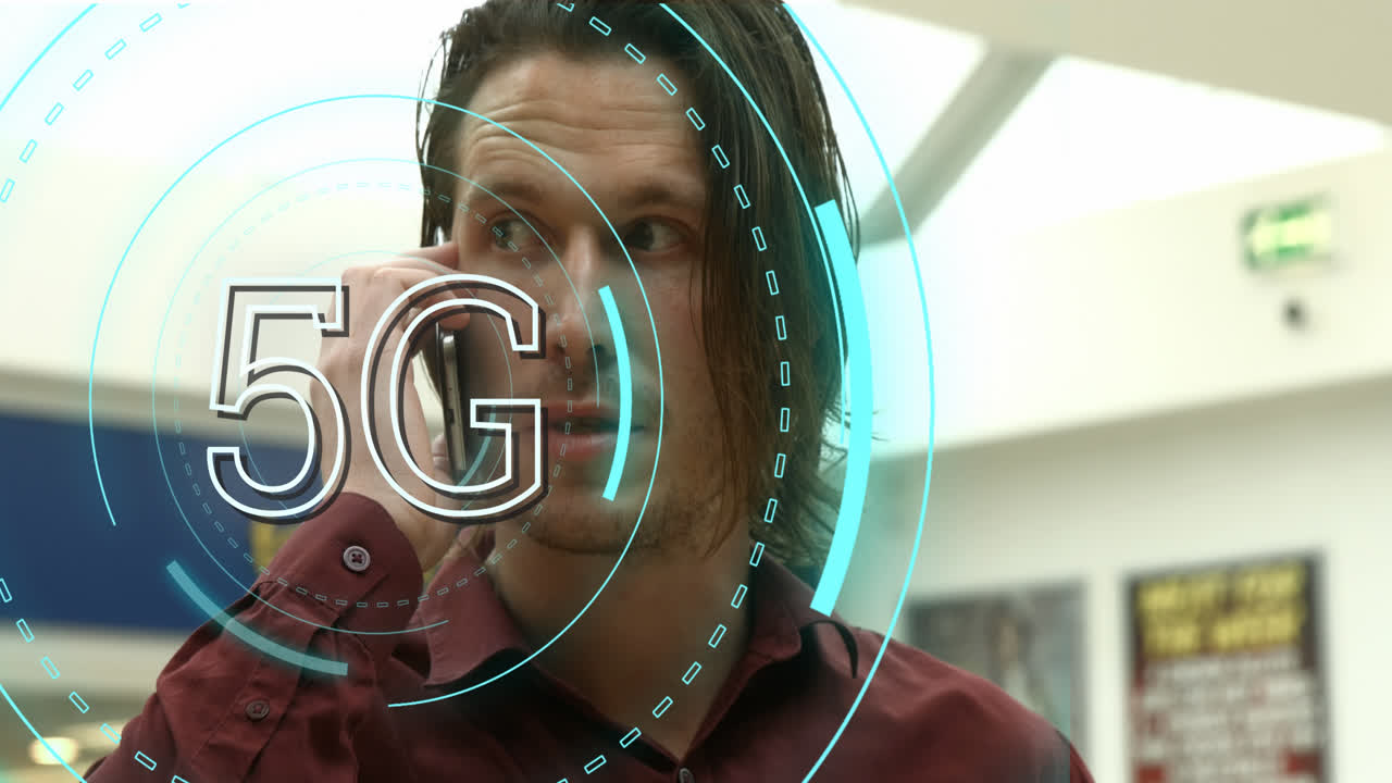 animación de 5g sobre empresario caucásico usando teléfono inteligente en la oficina