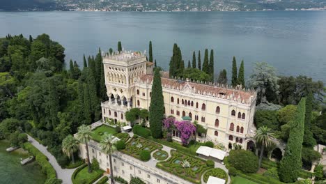 villa de la isla del garda en el lago de garda, italia
