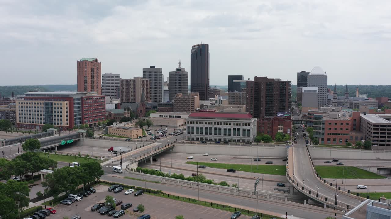 Toma aérea amplia ascendente del centro de Saint Paul, Minnesota.